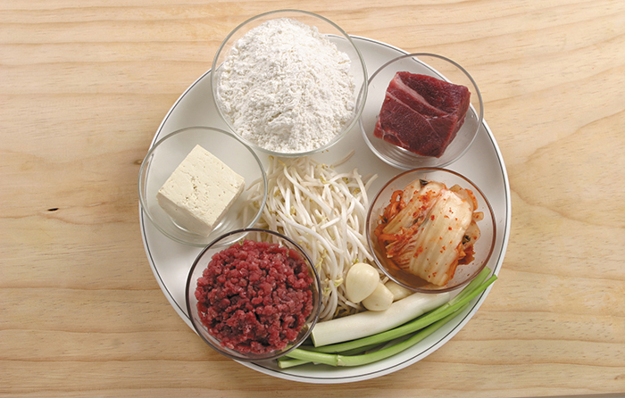 The main ingredients in <i>manduguk</i> dumpling soup are beef, flour, tofu, salt, bean sprouts, cabbage kimchi, green onions, garlic and other seasonings.