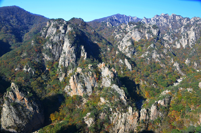 Just as its name suggests, the Mangyeongdae view points are some of the most stunning in the country. Each region of Seoraksan National Park -- inner, outer and southern -- has a Mangyeongae viewpoint, but they have all been closed to the public for conservation purposes. However, a 1.8-kilometer trail in the southern part of the park will be temporarily open to the public starting this October.