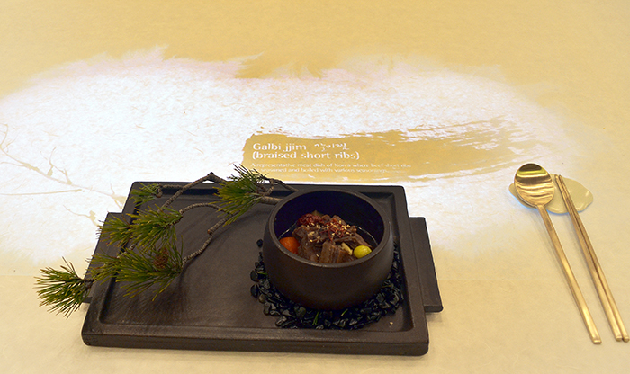 The name of the dish and a brief description of it are written on the table during a special luncheon for the leaders attending the ASEAN-ROK Commemorative Summit.