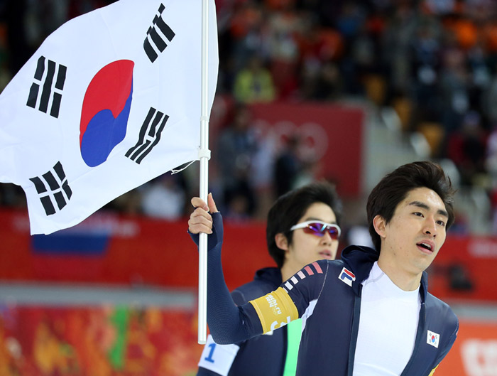 Korea’s Lee Seung-hoon (right) celebrates with other athletes after winning silver in the men’s team pursuit finals on February 23. (photo: Yonhap News)