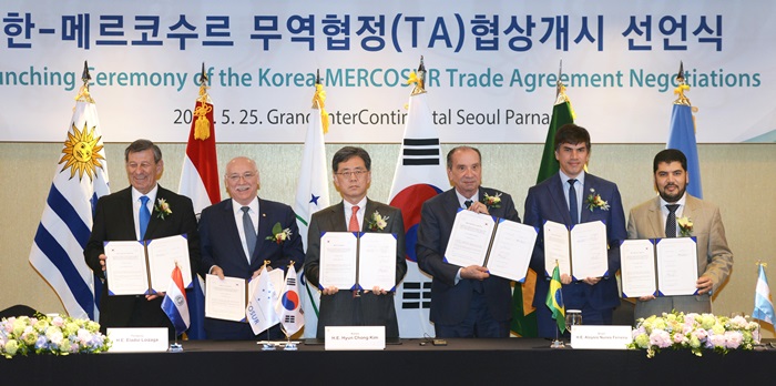 Authorities from Korea and South America pose for a photo during trade negotiations. From left are Uruguayan Foreign Minister Rodolfo Nin Novoa, Paraguayan Foreign Minister Eladio Loizaga, Korean Minister for Trade Kim Hyun-chong, Brazilian Foreign Minister Aloysia Nunes Ferreira, Brazilian Minister of Industry and Commerce Marcos Jorge de Lima, and Brazilian Deputy-Minister of Foreign Ministry Horacio Reyser Travers. (Ministry of Trade, Industry and Energy)