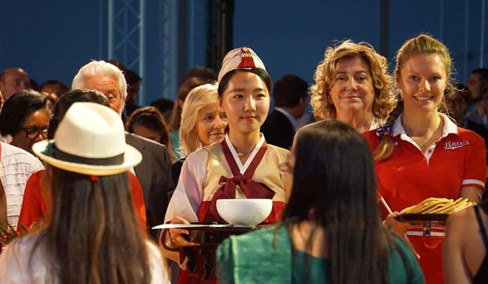 A Korean representative (center) introduces bibimbap, mixed rice with vegetables, during the World Table for Women’s Week at Expo Milano 2015 on July 10, held in honor of Women’s Week. Representatives from 50 countries participated in the event, introducing popular dishes from their home countries and making friends from around the world.