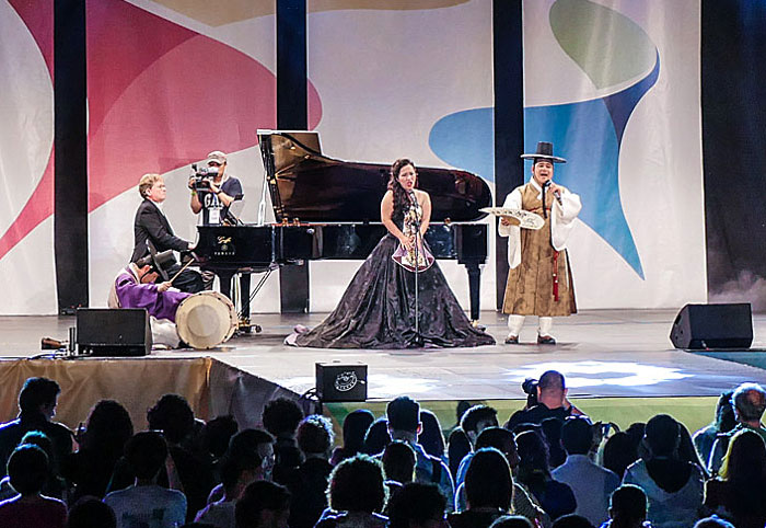 On the eve of Korea Day, <i>pansori</i> singer Yu Taepyungyang and soprano Lim Saekyung perform together, creating harmony between Korean traditional music and European classical music.