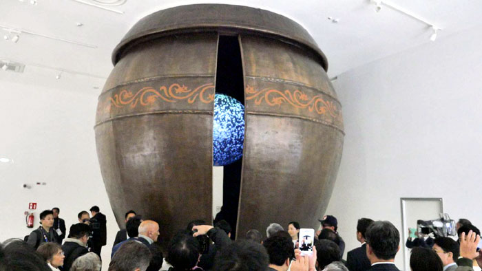 An over-sized <i>onggi</i>, a traditional earthenware vessel, is one of the popular installation artworks at the Korea Pavilion.