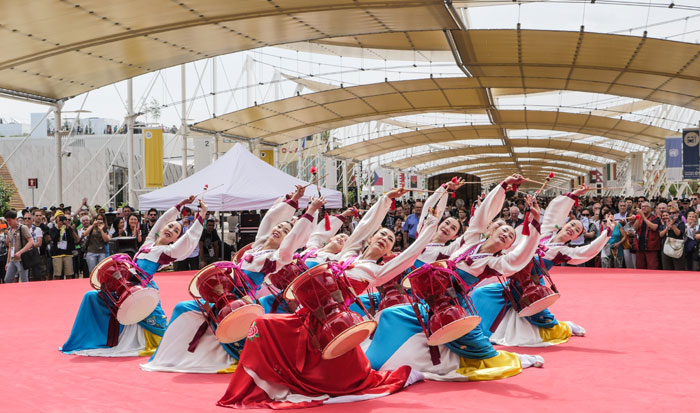 Performers from the National Theater of Korea showcase a <i>janggo</i> hourglass-shaped drum dance on June 23 during the Korea Day celebrations in Milan.