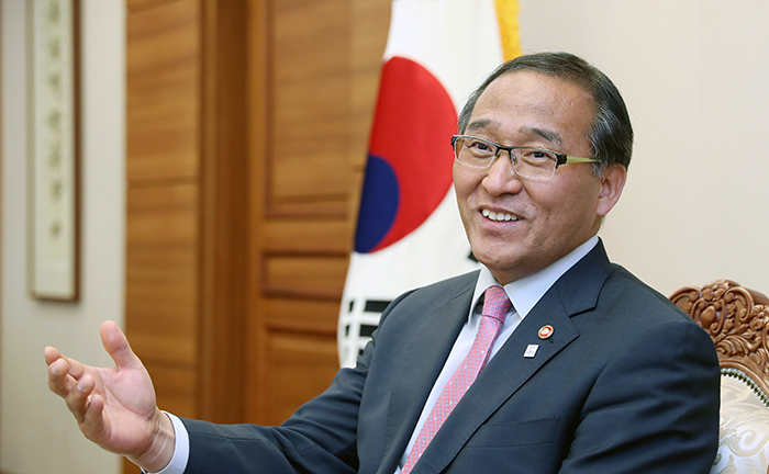 "Sharing both successes and failures is the basic direction of cooperation for both countries," says Minister of the Interior Hong Yun-sik at the Government Complex-Seoul on April 10.