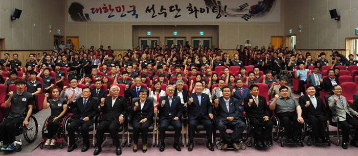 About 300 athletes, staff and other participants pose for a photo while showing their will to persevere in the upcoming Incheon Asian Para Games 2014.