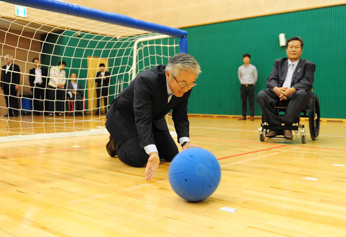 Minister of Culture, Sports & Tourism Kim Jongdeok (center) tries his hand at goal ball alongside other athletes at the Korean Sports Training Center d'ground in Icheon, Gyeonggi Province.
