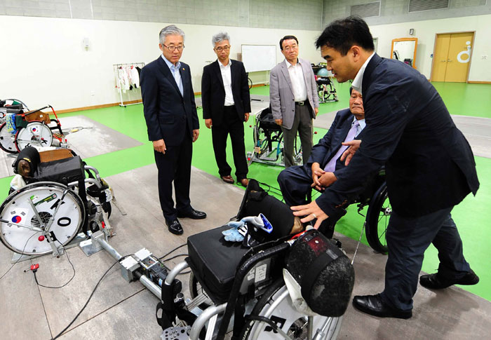 Minister of Culture, Sports & Tourism Kim Jongdeok (left) inspects the training venue for wheelchair fencing at the Korean Sports Training Center d'ground in Icheon, Gyeonggi Province.