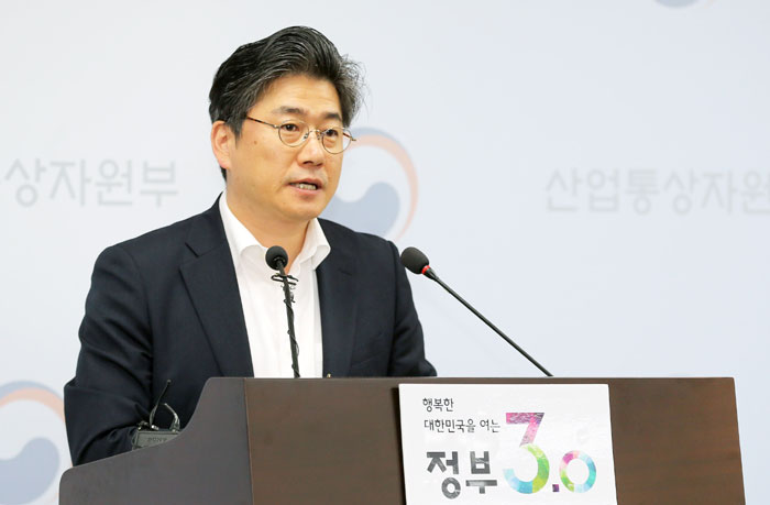 Deputy Trade Minister Cheong Seung-il delivers a press briefing about Korea’s record-high FDI in the first half of 2016, at the Government Complex-Sejong on July 4.