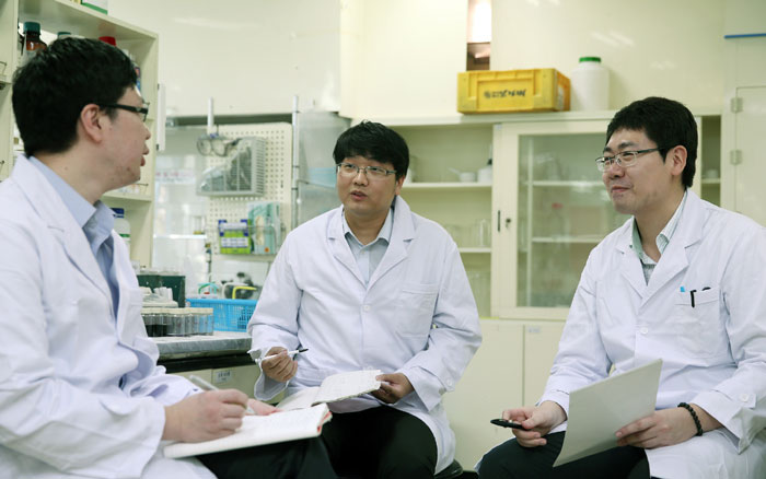 Researchers discuss the development of new Monami products.