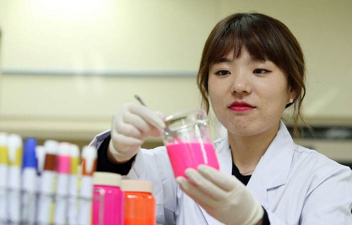 A researcher conducts an experiment in the ink development division. Various experiments are run in order to improve the functions of the ink used in Monami products, such as color, durability and overall quality.