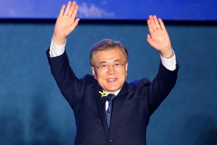 Democratic Party of Korea candidate Moon Jae-in raises his hands to his supporters on the evening of May 9 after he was declared the winner of the presidential election. (Yonhap News)