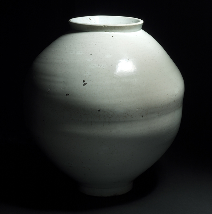 Simple, pure beauty of moon jar presented in Britain The