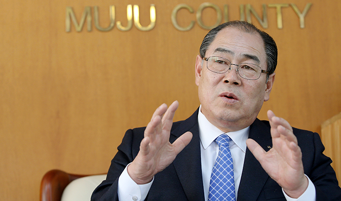 Muju-gun County Mayor Hwang Jeongsu talks about his hometown of Muju. 