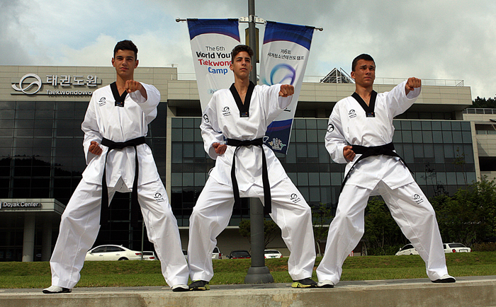 Taekwondo practitioners show off their basic techniques in front of the Taekwondowon in Muju, Jeollabuk-do. 