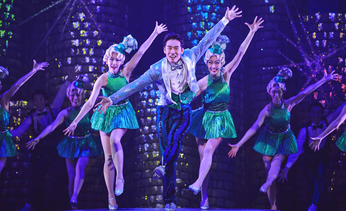 Actor Lee Choong-joo, starring as Billy Lawlor in the musical “42nd Street,” shows off his tap-dancing prowess. (photo courtesy of CJ E&M)