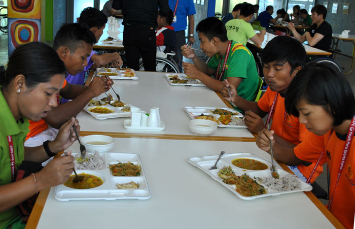 Youth athletes from ten countries participating in the Youth Para Sports Camp enjoy their meals with other participants at the Icheon Training Center.