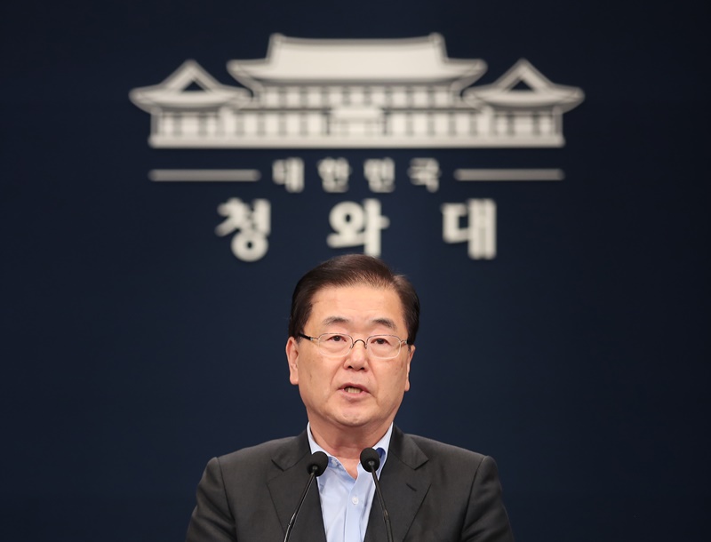 The National Security Council on Jan. 31 decided in a meeting chaired by National Security Director Chung Eui-yong (pictured) to take “legitimate, necessary measures” if Japanese patrol planes keep doing low-altitude flybys toward Korean naval vessels. (Yonhap News)