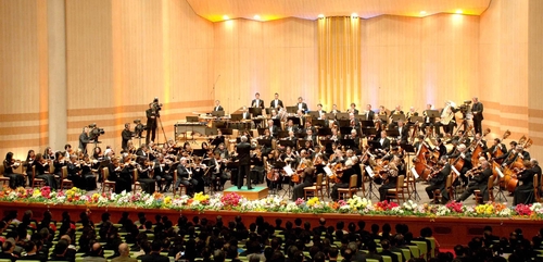 The New York Philharmonic plays Arirang at a concert in Pyongyang, North Korea in February 2008 (photo: Yonhap News).