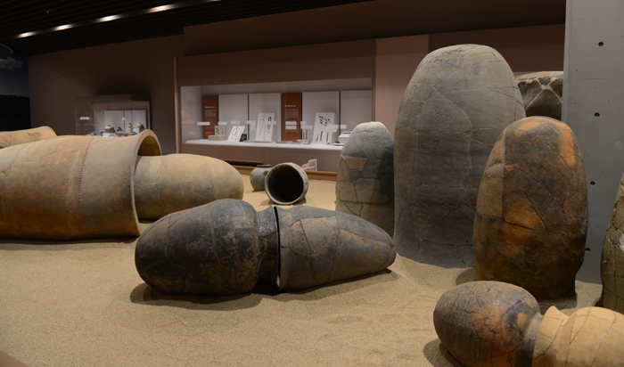 (Top) The exhibition hall on the first floor of the Naju National Museum. (Bottom) Earthenware coffins excavated from the Naju area are on exhibit. (photos courtesy of the Naju National Museum)