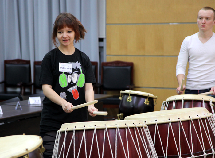 Performers affiliated with the art troupe Haedong from the Far Eastern Federal University in Vladivostok learn how to play traditional Korean drums at the Jindo National Gugak Center in Jeollanam-do. 