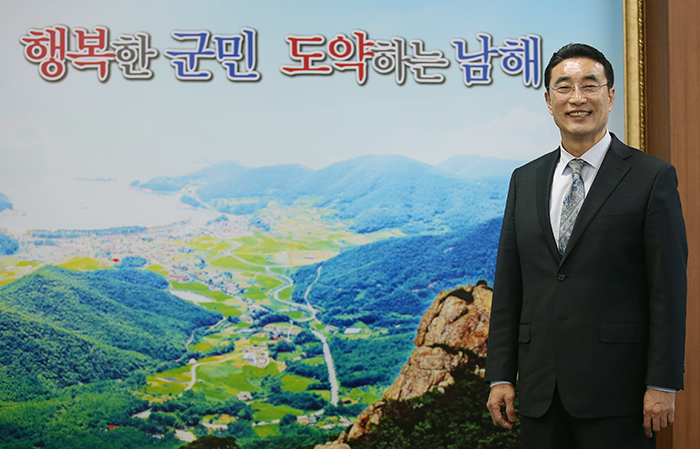 Mayor Park Young-il of Namhae-gun County emphasizes that, 'The most important thing to do in terms of building amicable ties and exchanges with local governments in other countries is to maintain close-knit, long-lasting relationships with them.'