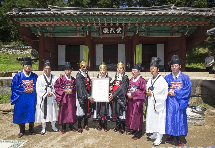 On August 28, a dedication ceremony to inform the ancestors about the Namhansanseong fortress becoming a UNESCO World Heritage site took place according to Joseon tradition. The governor of Gyeonggi-do Province, Nam Kyung-pil (middle), Director of the UNESCO World Heritage Centre Kishore Rao (left of Nam) and the mayor of Gwangju City, Jo Eok-dong (right of Nam), hold up the UNESCO certificate.