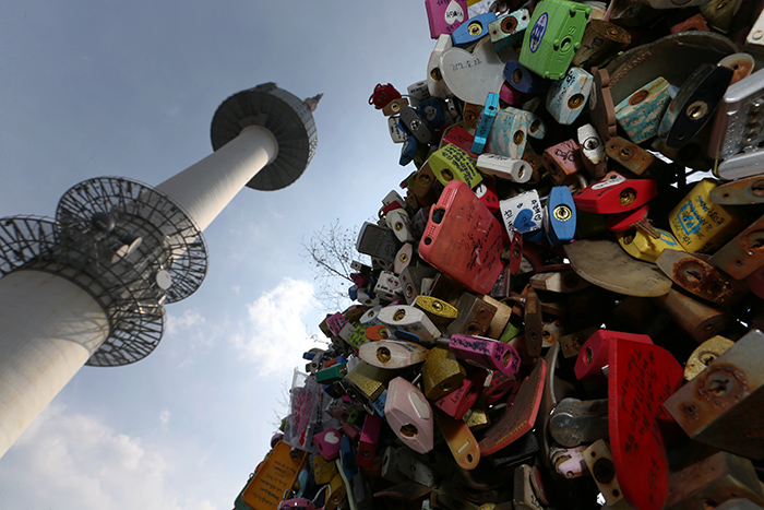 N Seoul Tower and the roof terrace where “locks of love” are hung by adoring couples. (photo: Jeon Han)