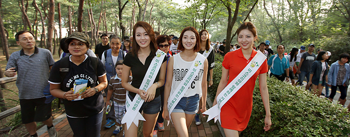 2014 Beauty pageant winners 2014 walk with the participants of the Turtle Marathon. From right are the titleholder Kim Seo-yeon, second place winner Shin Su-Min and semi-finalist Ryu So-ra. (photo: Jeon Han)
