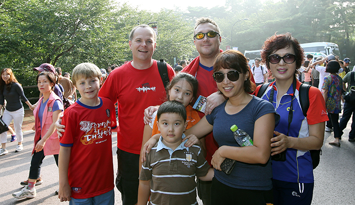 Family members of overseas tourists pose for photos during the marathon on August 24. (photo: Jeon Han)