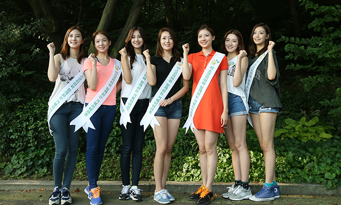 Beauty pageant winners pose for photos while cheering on the participants of the Turtle Marathon. (photo: Jeon Han)