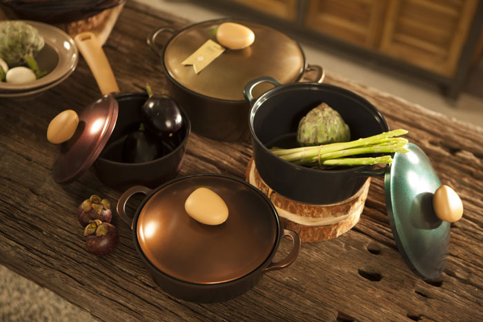 Neoflam is popular in both Korea and overseas thanks to its ceramic coating on its pots and frying pans and to its antimicrobial cutting boards. Neoflam’s newest lineup of cookware includes the ‘My Pan’ and ‘Retro Jewel’ lines.