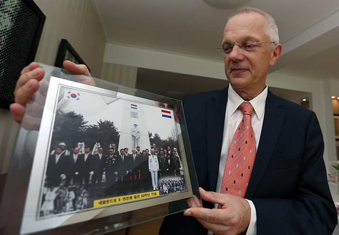 Dutch Ambassador to Korea Paul Menkveld shares a photograph taken at the annual Service of the Commemoration of the Dutch Participation in the Korean War, in front of a windmill-shaped Dutch Korean War veteran monument in Hoengseong County on May 3, 2013 (photo: Jeon Han).