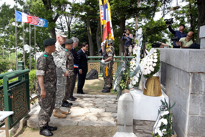 Soldiers from Korea, the U.S., and France observe a minute of silence in memory of the fallen in the Battle of Chipyong-ni.