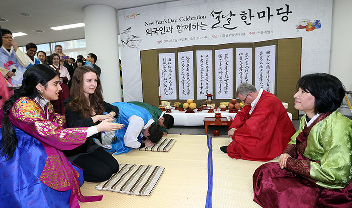 People practice their sebae during the “New Year’s Day Celebration” at the Seoul Global Center on January 28. (Photos: Jeon Han)