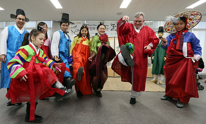 People try out the jegichagi dance at the Seoul Global Center’s “New Year’s Day Celebration” on January 28. (Photo: Jeon Han)