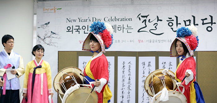 A percussion band composed of expatriates presents a <i>pungmulnori,</i> a folk percussion performance, during the “New Year’s Day Celebration” at the Seoul Global Center on January 28. (Photos: Jeon Han)