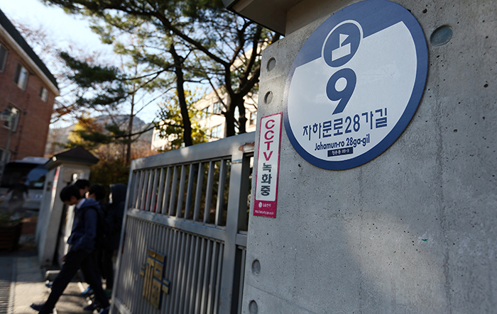 Building numbers are assigned sequentially, making it easy to find one’s destination. (photo: Jeon Han)