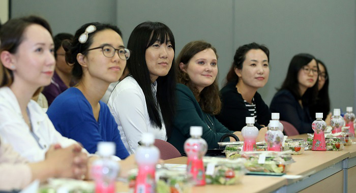Students attending the Northeast Asian History Academy for Foreigners listen as director Chung Young-mi (top) of the Dokdo Museum Seoul outlines the lectures to be offered throughout the four-month semester, on September 2. 