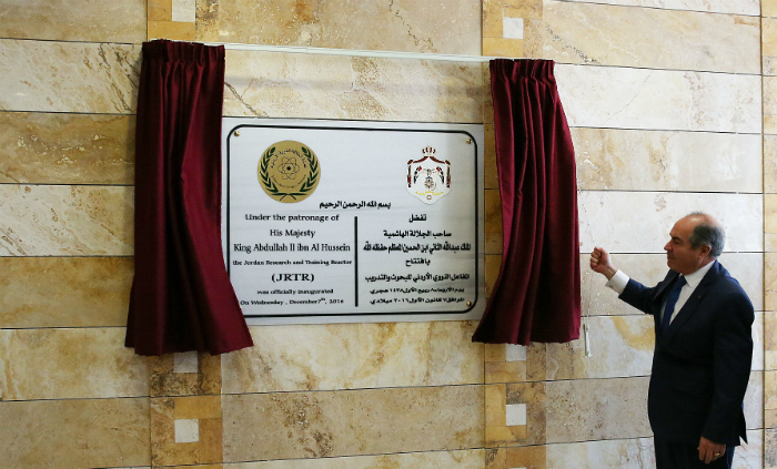 Prime Minister Hani Mulki unveils a signboard in commemoration of the JRTR establishment.
