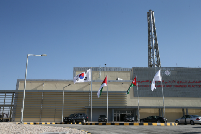 The first Korean made nuclear reactor, the Jordan Research and Training Reactor (JRTR),began operations in Irbid, northern Jordan, on Dec 7. The national flags of Korea and Jordan fly together outside the JRTR building.
