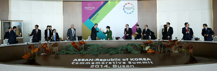 President Park Geun-hye (center) toasts participating leaders from ASEAN at the Nurimaru APEC House in Busan on December 12.