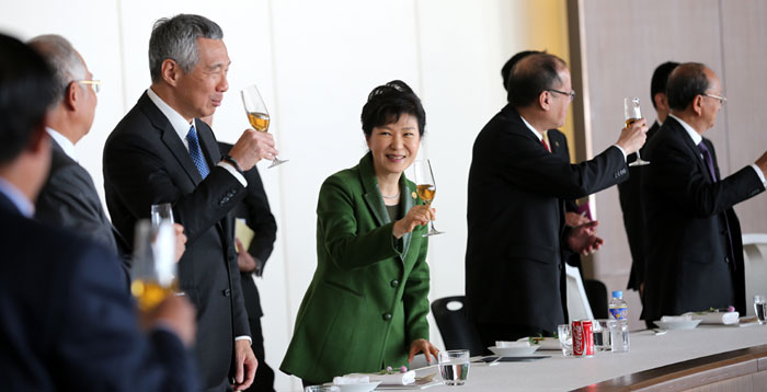 President Park Geun-hye (center) toasts participating ASEAN leaders at the Nurimaru APEC House in Busan on December 12.