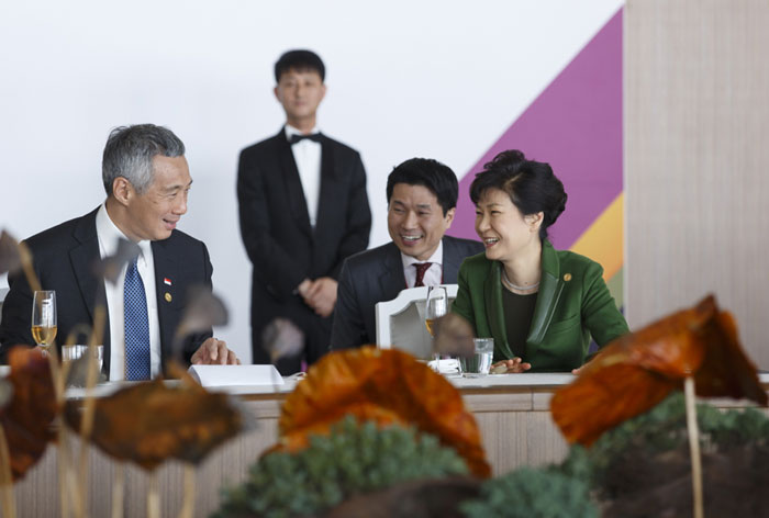 President Park Geun-hye (right) talks with participating ASEAN leaders at the Nurimaru APEC House in Busan on December 12.