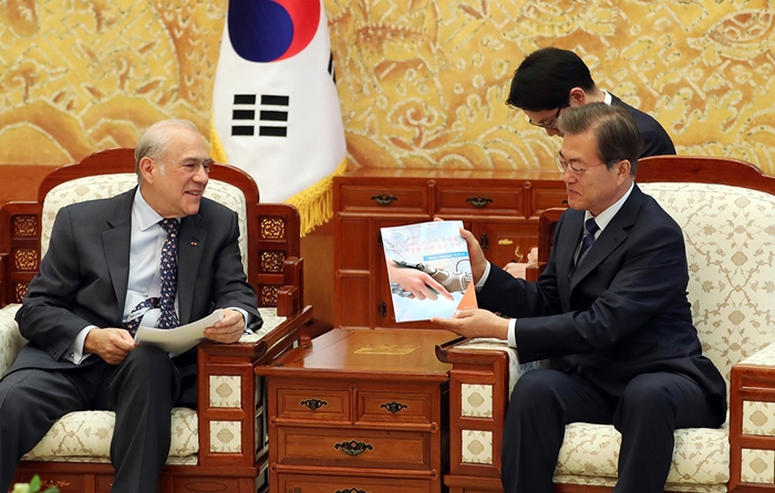 The Organisation for Economic Co-operation and Development (OECD) lifted Korea’s economic growth outlook for 2017 to 3.2 percent, on Nov. 28. The photo above shows President Moon Jae-in (right) during a meeting with Angel Gurria, the secretary-general of the OECD, at Cheong Wa Dae on Oct. 19. (Cheong Wa Dae)
