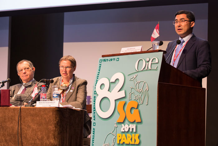 Deputy Minister Lee Joon-won (right) speaks during the 82nd general meeting of the World Organisation for Animal Health (OIE), which took place in late May. (photo courtesy of the Ministry of Agriculture, Food & Rural Affairs)