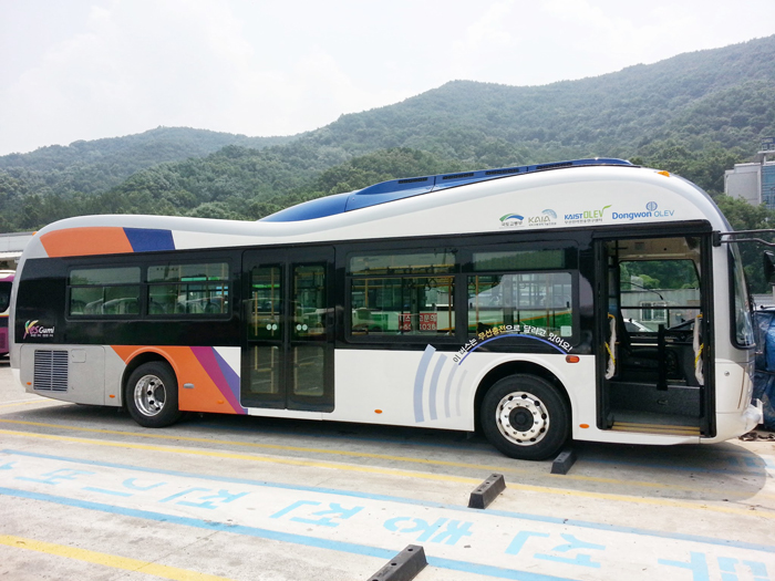The world’s first wirelessly rechargeable electric bus in operation (photo courtesy of MOLIT)