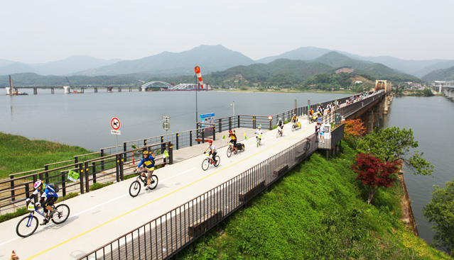 Korea's newly restored four major rivers now see a growing number of visitors enjoying bike rides (photo courtesy of Korea Tourism Organization).