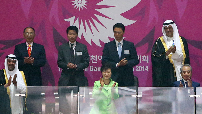 President Park Geun-hye (front, center) waves to the athletes as they enter the stadium. 